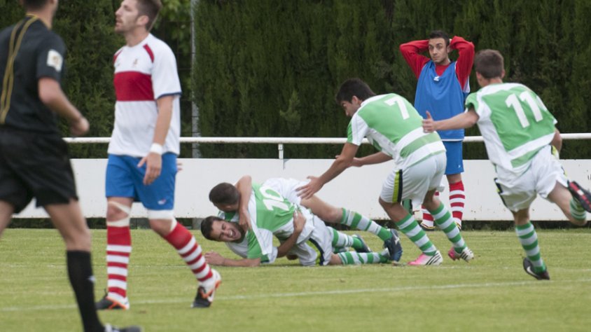 Una imatge del partit de futbol entre la Jonquera i el Masnou el diumenge 26 de maig