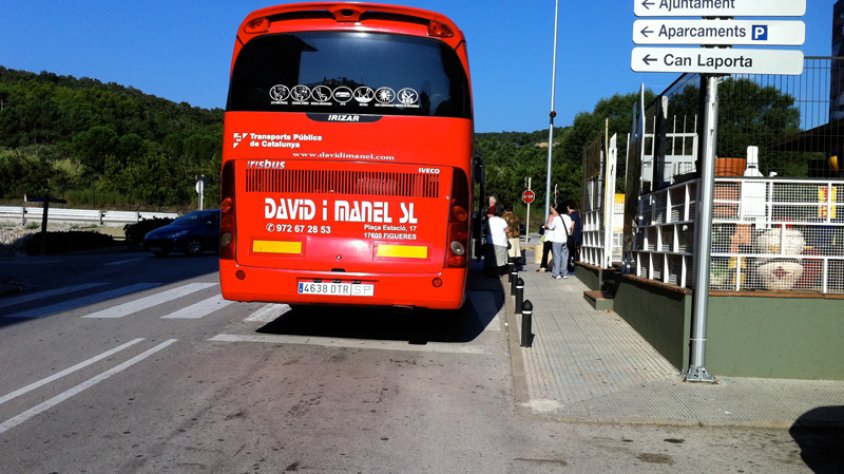 Un autobus de la línia de transport públic fent aparada a la Jonquera