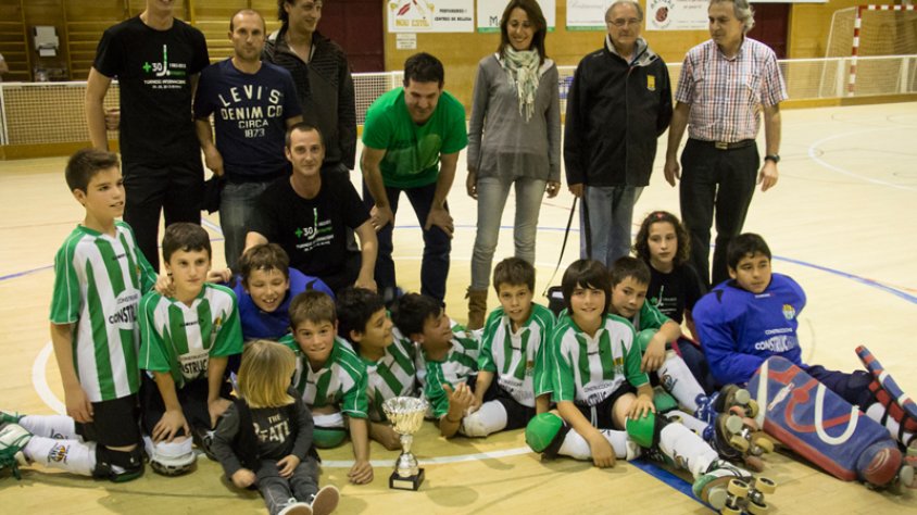 Els benjamns del CP Jonquerenc celebrant a la pista la proclamació