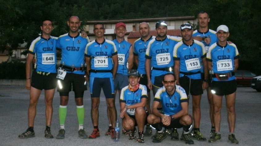L'equip de curses del CEJ, gairebé al complet en aquesta imatge, transportarà amb un sistema de relleus la Flama del Canigó fins a la Jonquera