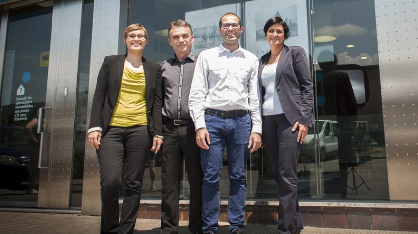 Equip comercial de Banc Sabadell a la Jonquera. A la dreta de la imatge, Montse OLivet