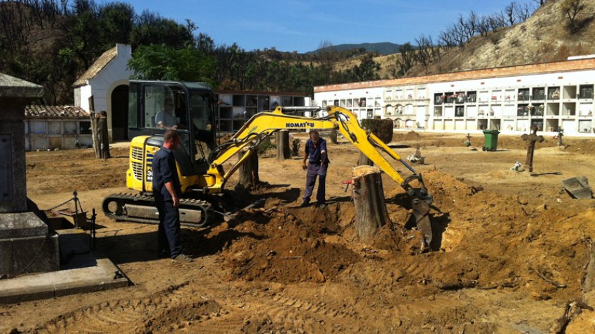 Reparació i neteja del cementiri municipal, afectat per l'incendi de juliol, pocs dies abans de l'1 de novembre de 2012