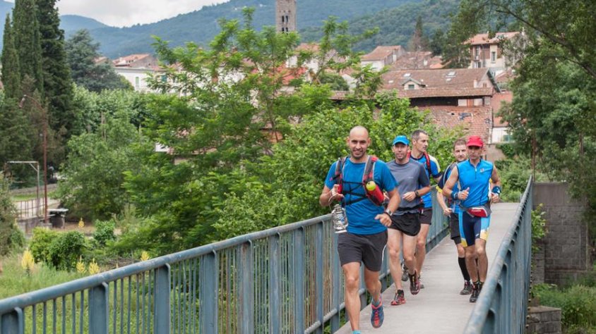 Els runners del CEJ travessant, quinqué en ma, el riu Tec a Arles