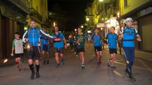 Travessant el carrer Major de la Jonquera amb les torxes