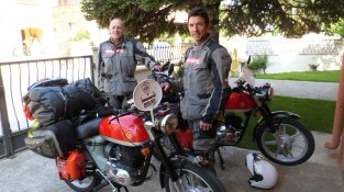 Edu Cots i Carles Humet, a la Jonquera, amb les seves impales moments abans de reiniciar la ruta