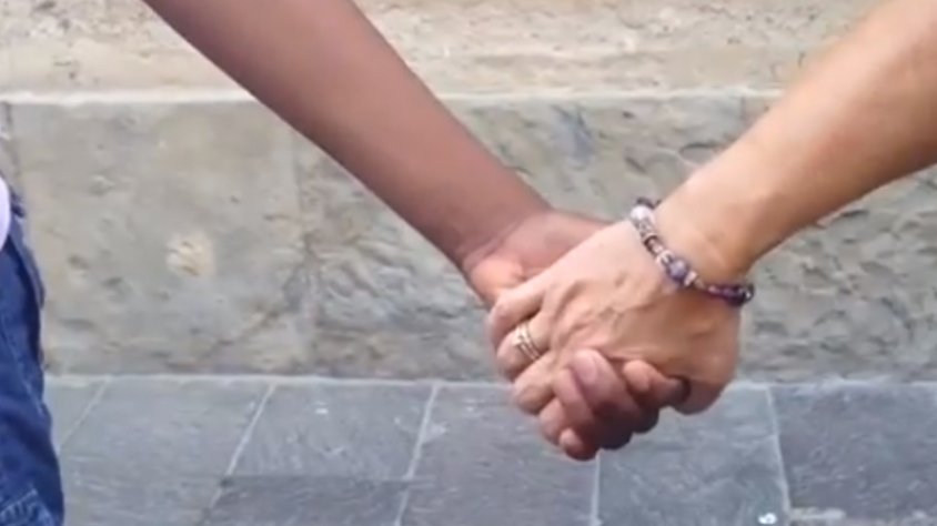 Detall d'una cadena humana feta en forma d'assaig a Sant Cugat del Valès