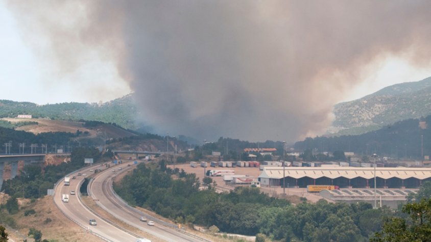 El foc va començar en un aparcament del Pertús