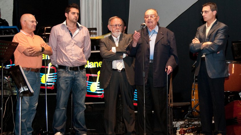 Mn. Eduard Vivas i LLorens, el segon per la dret, el maig de 2010 quan va rebre el
