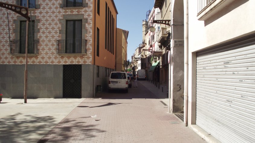 Vista general del carrer Major en el tram més proper a l'edifici consistorial