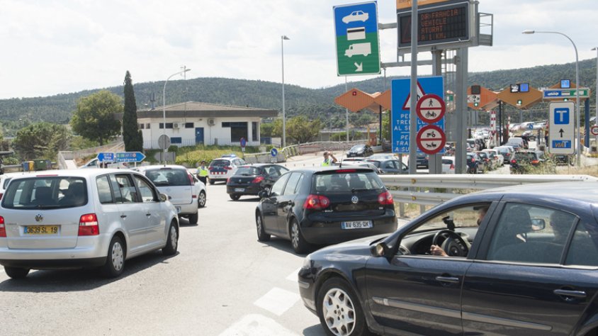 Enllaç entre la N-II i l'AP7 a la rotonda de la duana a la Jonquera avui 14 d'agost