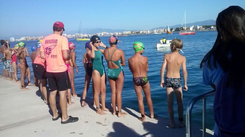 Els nedadors de l'ACEJ Natació La Jonquera van participar a la travessia del Port de Roses