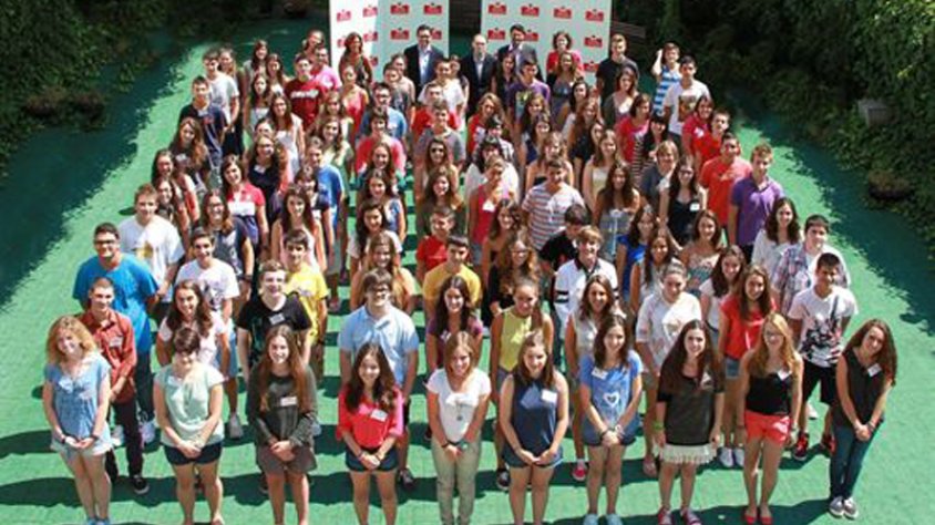 Laia Verdura, la segona per l'esquerra de la primera fila en la fotografia de grup dels estudiants amb beca per al Canadà