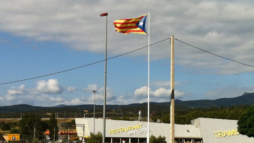Una estelada a la rotonda dels bombers a la N-II a la Jonquera