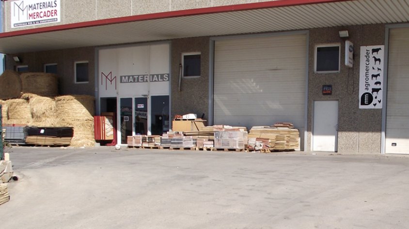 Instal·lacions de la botiga i magatzem d'Agromercader a la Jonquera