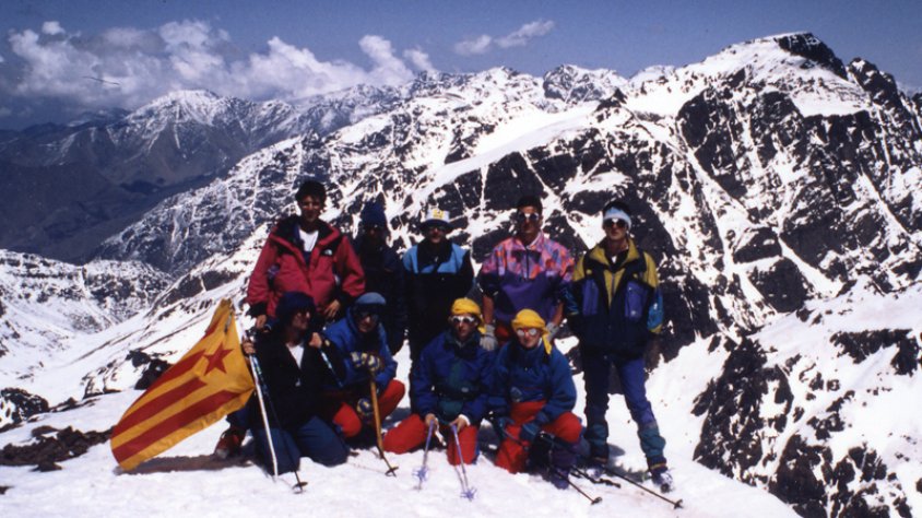 El CEJ va portar l'estelada a l'Alt Atlas l'any 1992. Des del cim del Ras est (4.020 m.), al fons el Toubkal (4.165 m.)
