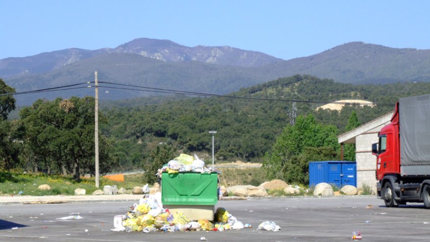 Contenidor ple de deixalles en una imatge d'arxiu