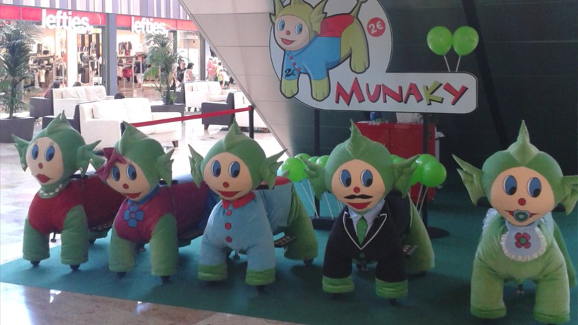 La parada dels Munakys, sota les escles mecàniques d'accés a la planta superior