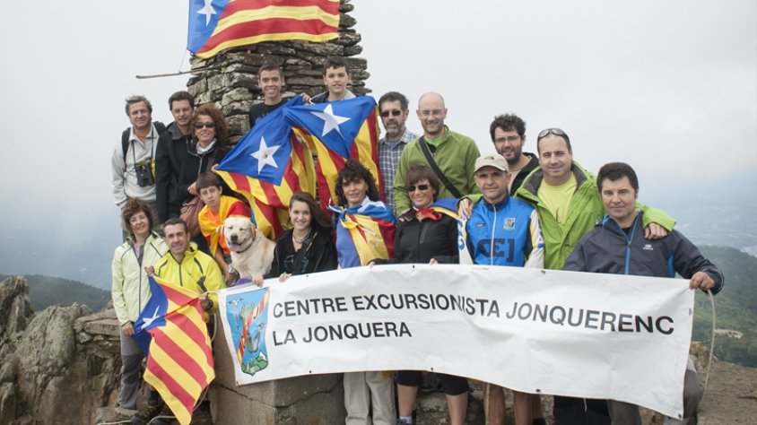L'estelada ja oneja al Puig Neulós des d'avui diumenge 8 de setembre