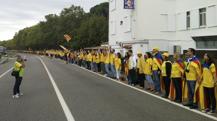 La cadena humana en el tram dels Banys de la Mercè, a Capmany, tram assumit per l'ANC de la Jonquera