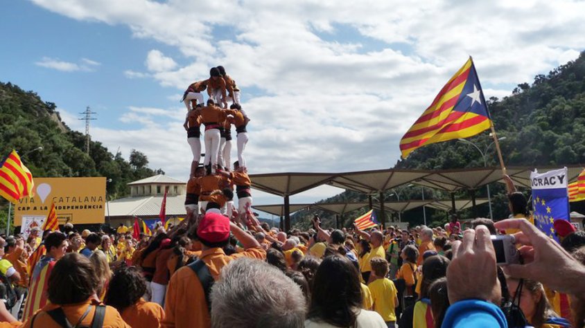 L'espai de les antigues duanes del Pertús es va omplir ahir de participants de cada banda de l'Albera Foto: E. C.