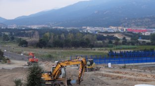 Obres de la MAT soterrada en paral·lel a les vies del TGV. Al fons la Jonquera