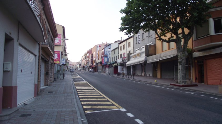 Dues voreres, dos Estats, dos Ajuntaments i podria ser que fins i tot una hora menys en una vorera que en l'altra