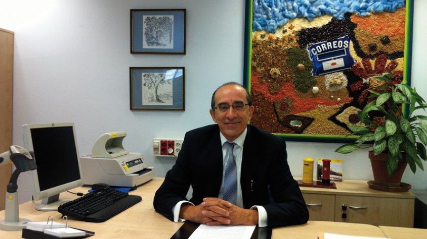 Joan Reynal, a l'oficina de correus de la Jonquera tres dies abans de jubilar-se