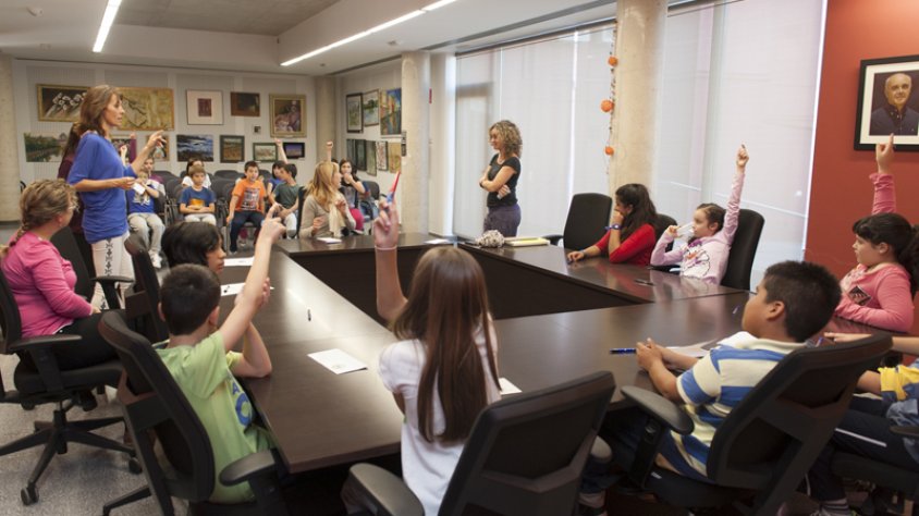 Ahir els alumnes de 5è i 6è de primaria del CEIP Josep Peñuelas del Río van visitar l'Ajuntament durant la primera sessió del Consell d'Infants