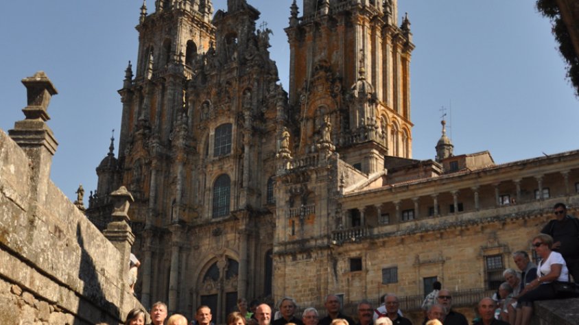 La formació coral davant la catedral de Santiago on va cantar El Cant del Poble i Els Segadors  (Orfeó Jonquerenc)