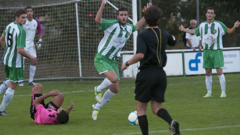 Partit de futbol base al camp municipal de Les Forques aquest diumenge, entre la Jonquera i el Montcada