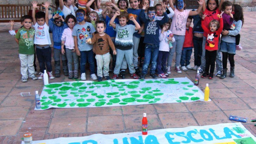 Nens i nenes de l'escola d'Agullana van participar divendres passat, amb intervencions artístiques, en la defensa de l'escola rural