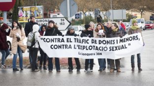Un moment de la manifestació realitzada a la travessia urbana de la N-II a la Jonquera