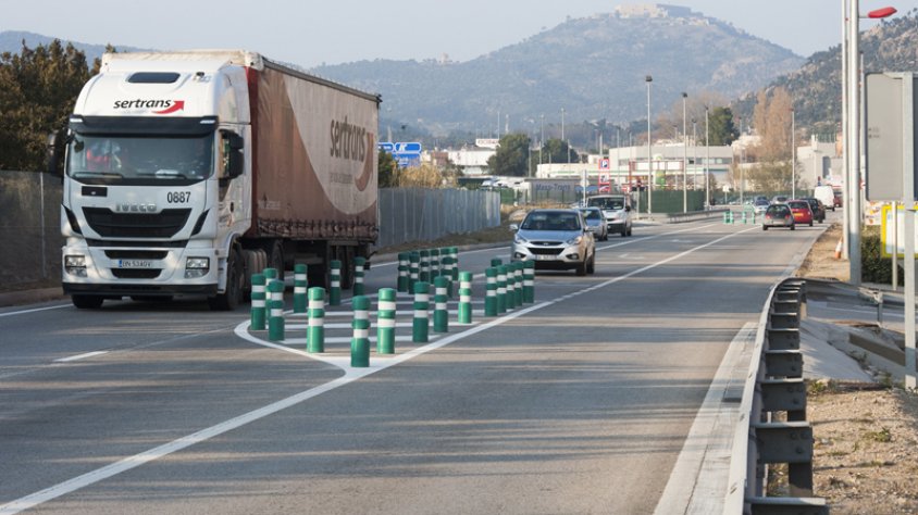 Cruïlla de la carretera N-II amb el carrer Mateu Pla, davant edifici La Caixa, a la Jonquera