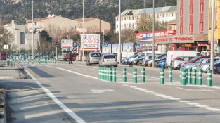 Sector N-II a la Jonquera davant els supermercats Duttifree i Escudero, a l'alçada de l'avinguda d'Arriate