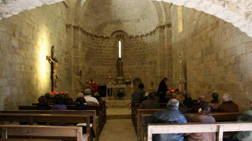 Un moment de la missa a l'interior de l'ermita de Santa Llúcia