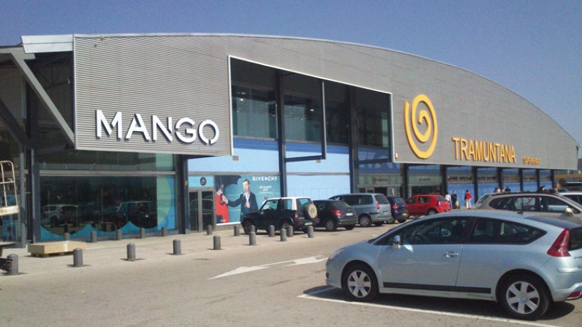 Façana exterior del centre Tramuntana Mas del Pla, situat al polígon del mateix nom de la Jonquera