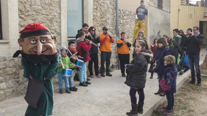 (Foto: el senyor Home dels Nassos a la plaça recentment restaurada darrera el carreró de la Llar d'Infants Terra de vents