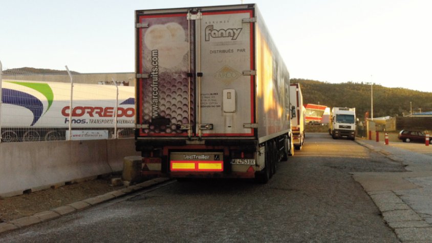 Camions aparcats al bell mig del carrer Salines, al polígon Vilella de la Jonquera (Infojonquera.cat)