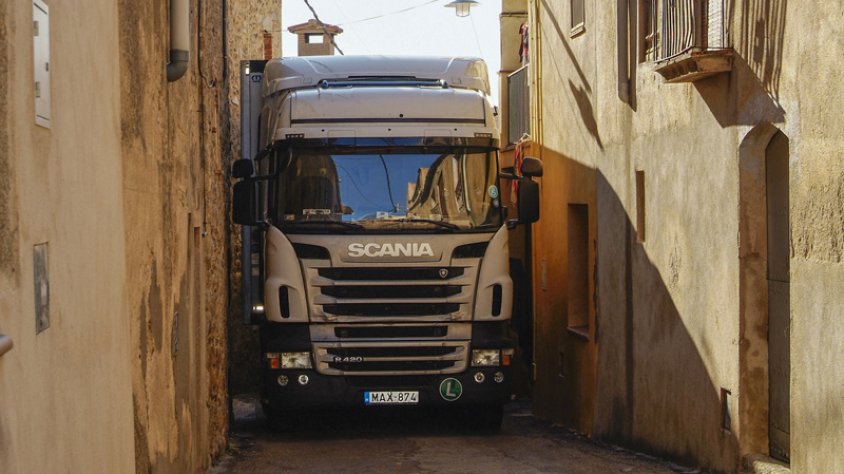 El camió va passar més de 5 hores encastat al carrer Figueres de Cantallops