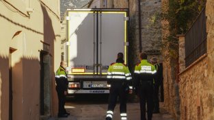 Vista posterior del ccamió que va passar més de 5 hores encastat al carrer Figueres