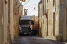 Un camió passa més de 5 hores encastat en un carrer de Cantallops