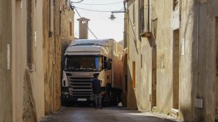 Un camió passa més de 5 hores encastat en una carrer de Cantallops