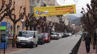 Una pancarta de l'acte d'aquest cap de setmana presideix el carrer Major