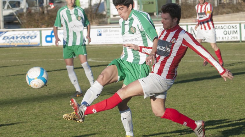 Una imatge del partit de futbol entre la Jonquera i el Vic