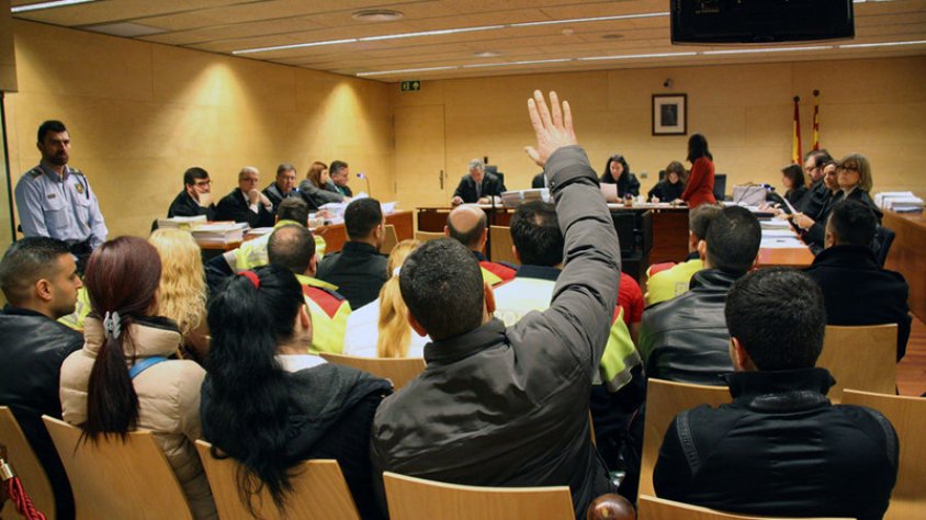 Dotze acusats, set advocats defensors i cinc dies de judici