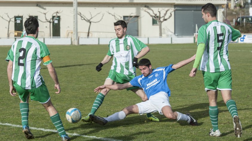 Una imatge del partit de futbol entre la Jonquera i el Farners