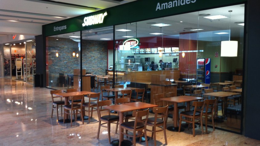Vista general del local de Subway a la Jonquera
