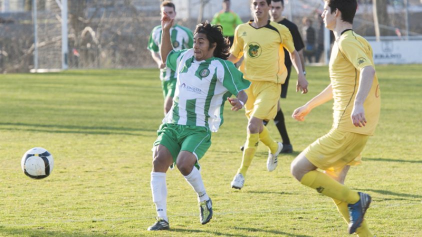 Una imatge del partit de futbol entre la Jonquera i el Banyoles