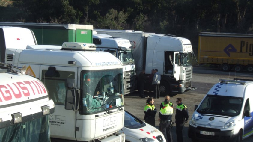 Mossos d'Esquadra i Policia Local en una acció conjunta en eun polígon de la Jonquera