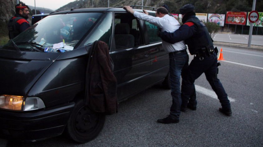 Els Mossos d'Esquadra durant un dels controls que s'ha fet en el marc del dispositiu aquest divendres al Portús